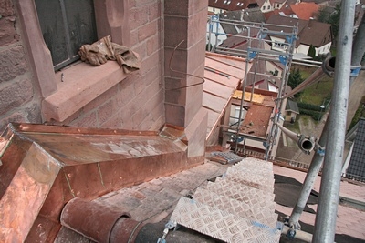 Auch der Dachanschluss des Langschiffes an den Turm wurde komplett verblecht und neu abgedichtet.
Hier ist auch gut eines der beiden renovierten Fenster am Turm zu erkennen.