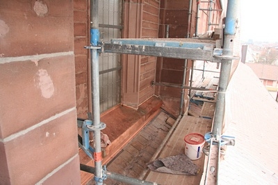 Auch das letzte Teilstück der Fensterbank an der Süd-West-Fassade wurde nun verblecht.
Dies ist übrigens das 400-ste Foto der Bauberichte.