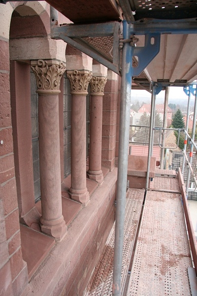 Doch nicht nur die Fensterb&auml;nke wurden ersetzt, auch die S&auml;ulen und die Kapitelle wurden saniert.
Risse wurden mit Epoxydharz verpresst und alles mit Dichtschl&auml;mme vor weiterer Korrosion gesch&uuml;tzt.

