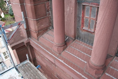 &Uuml;brigens werden hier auch noch die Fenster selbst ersetzt, da einige Scheiben Risse oder gar L&ouml;cher haben. Dies kann der Fensterbauer aber von innen erledigen.

Die Fenster k&ouml;nnen dann komplett von ge&ouml;ffnet werden.
So sind die Arkaden zuk&uuml;nftig von innen zug&auml;nglich.

Das hat auch den Vorteil, dass die Turmbl&auml;ser ab Weinachten 2012 wieder vom Turm blasen k&ouml;nnen.
Dann ohne auf die Seitend&auml;cher klettern zu m&uuml;ssen, die bisher mit einem Gel&auml;nder gesichert werden mussten.

Die Turmbl&auml;ser k&ouml;nnen dann bequem bei jedem Wetter und ohne gro&szlig;e Vorbereitungen wieder vom Turm aus spielen.
