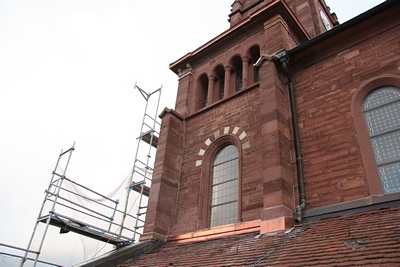 Das Ger&uuml;st ist nun schon einige Etagen abgebaut worden.
Die neu verblechte Fensterbank an der S&uuml;d-West-Fassade ist nun gut von unten zu erkennen.
