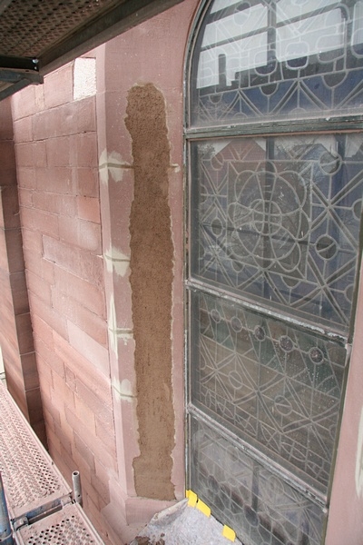 Eines der letzten Sorgenkinder waren die 3 gro&szlig;en Fensterb&ouml;gen unterhalb der Arkaden.
Diese wurden im Krieg so stark zerst&ouml;rt, dass sie durch Betonteile ersetzt werden mussten.

Durch ihre enorme Gr&ouml;&szlig;e w&auml;re ein Ersatz aus Sandstein aufw&auml;ndig und teuer geworden.
Der Beton an sich ist im Inneren gl&uuml;cklicherweise noch in sehr gutem Zustand.
Lediglich an der Oberfl&auml;che gab es Risse und einige Schichten Sanierputz von der Au&szlig;ensanierung 1980/81 waren abgeplatzt.
