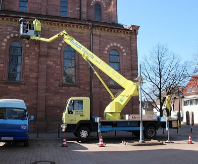 In der letzten Woche wurden mit einer Hubarbeitsb&uuml;hne teile der Nord-Ost-Fassade abgefahren und von Sachverst&auml;ndigen und der Architektin begutachtet.