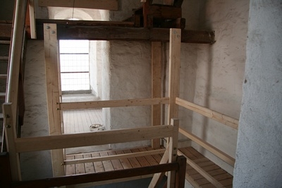 Hier wurde ein komplett neuer Übergang zur südwestlichen Turmstube gebaut.
Bisher war diese nur über einen lose aufliegenden Dielen ohne jegliche Sicherung zu erreichen.