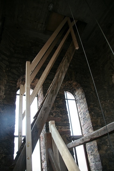 Etwas oberhalb führ eine steile Holzleiter hinauf in die Glockenstube.
Auch hier waren bisher keine Geländer angebracht.