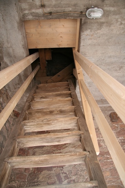 Dies wurde nun geändert.
Zusätzlich wurde die Einstiegsöffnung zur Glockenstube verkleinert.
Dadurch soll die Absturzgefahr beim Begehen der Glockenstube minimiert werden.