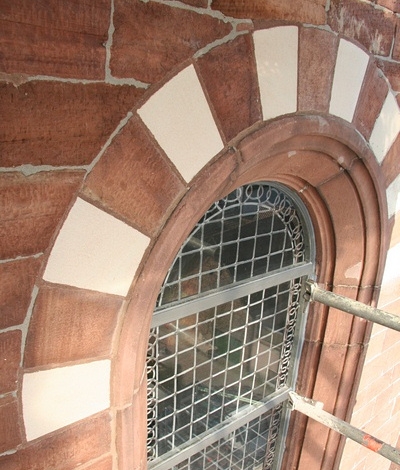 Hier ein sanierter Fensterbogen.