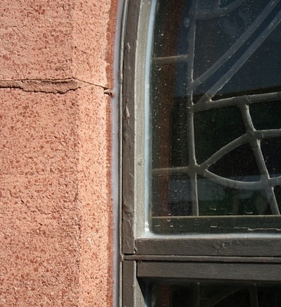 Die Fenster wurden frisch lackiert und die Scheiben mit einem speziellen, wetterbest&auml;ndigen Silikon frisch verfugt.
Dabei ist die Best&auml;ndigkeit gegen aggressives Ozon und UV-Strahlen der kritische Punkt bei der Materialauswahl.