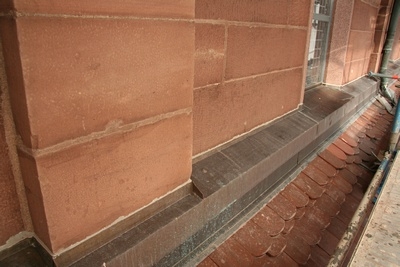 Hier sieht man einen Teil der restlichen Fenster der oberen Gade. Diese Fensterb&auml;nke wurden bereits nach dem Abbruch der Fensterbank an Ostern 2008 verblecht. Damit k&ouml;nnen weitere Sch&auml;den an den Fensterb&auml;nken dauerhaft verhindert werden.