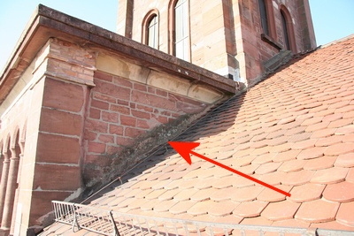 Weitere Blechnerabreiten stehen noch am Anschluss vom Dach des Hauptschiffes zum Turm hin an. Die Ziegeln waren hier lediglich in M&ouml;rtel gelegt.
Dieser ist mit den Jahren por&ouml;s und rissig geworden.
Auch hier wird zum dauerhaften Schutz eine Verblechung angebracht, damit kein Regenwasser eindringen kann.