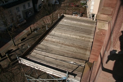 Wo seit fast 2 Jahren das Schutzger&uuml;st steht wird in den n&auml;chsten Wochen der Turm bis zur Sptze auf knapp 50 Meter H&ouml;he einger&uuml;stet.
