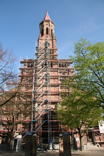 Das Gerüst ist noch lange nicht fertig.
Auch die 3 übrigen Seiten des Turms müssen noch eingerüstet werden.
