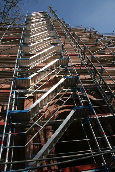 Um den Arbeitern das beschwerliche klettern über schmale Leitern zu ersparen, wurden richtige Treppen eingebaut.
Diese wurden vom Gerüstbauer hier zum ersten Mal eingesetzt.