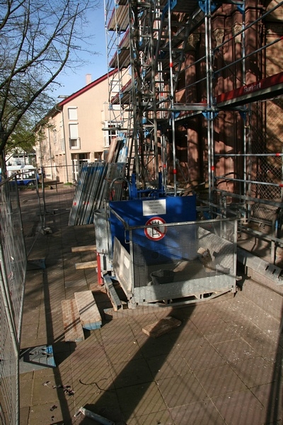 Hier sieht man den Bauaufzug.
So können auch schwere Lasten schnell und einfach bis auf knapp 50 Meter Höhe befördert werden.
Natürlich ist dieser Aufzug nicht für den Personentransport zugelassen.