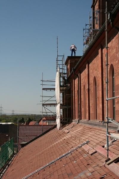 Teile des Ger&uuml;stes an der S&uuml;dwest-Fassade sind bereits abgebaut.
Daf&uuml;r wird am Turm flei&szlig;ig weiter in die H&ouml;he gebaut.