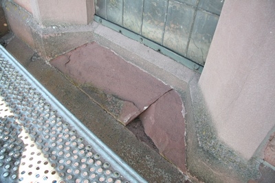 Hier ist eine besch&auml;digte Fensterbank zu sehen.