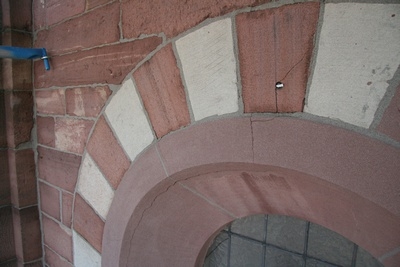 Ein Fensterbogen mit einigen Rissen.
Wie tief diese tats&auml;chlich in den Stein gehen, kann erst jetzt gekl&auml;rt werden.