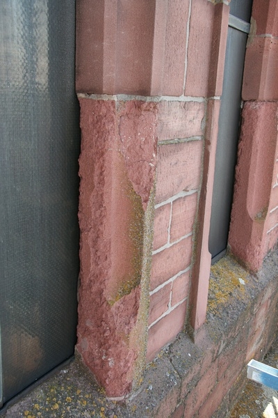 Hier ein v&ouml;llig verwitterter Fensterrahmen aus Sandstein.
Dieser wird wohl komplett ersetzt werden m&uuml;ssen.