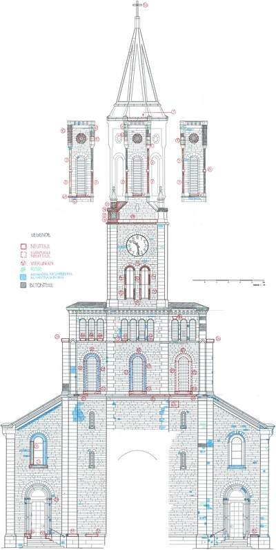 So sieht das Ergebnis der Schadenskartierung der Turmfassade aus. Bei Steinen, die rot markiert sind, war schon alleine durch die Fotos erkenntlich, dass diese komplett durch neue ersetzt werden müssen.
Die blau markierten Steine sind beschädigt. Auf Grund der Fotos konnte jedoch noch nicht geklärt werden, ob eine Steinsanierung ausreichend ist, oder ob auch diese ausgetauscht werden müssen.
Die grau markierten Steine sind aus Beton.
Risse wurden grün markiert, was hier nur schwer zu erkennen ist.
Das Portal wurde dabei ausgespart, da dieses ja bereits im Jahr 2003 saniert wurde.