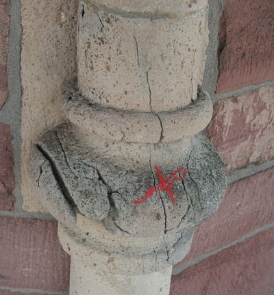 Architekten und Sachverst&auml;ndige haben den Turm bereits begangen.
Erste Steine wurden bereits markiert.
Ein rotes "X" bedeutet: Entfernen und ersetzen.
Ein rotes "&Uuml;" bedeutet: genauer &uuml;berpr&uuml;fen