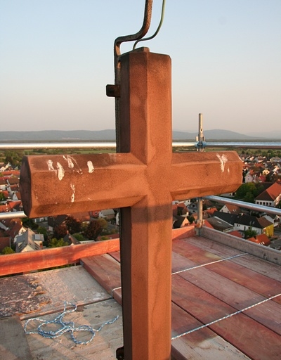 Und hier das 1,3 Meter hohe Turmkreuz.
Die Spitze des Kreuzes befindet 46,3 Meter &uuml;ber dem Boden.
Dar&uuml;ber hinaus ragt nur noch der Blitzableiter.