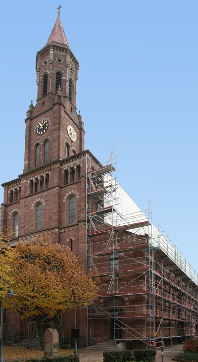 Um Kosten zu sparen, wird das Ger&uuml;st passend zu den einzelnen Sanierungsabschnitten gestellt.
Zun&auml;chst wurde nur das s&uuml;dliche Langschiff komplett einger&uuml;stet.
Der Turm und das n&ouml;rdliche Langschiff folgen dann im Fr&uuml;hjahr 2011.