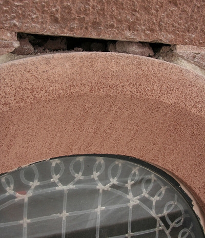 An diesem Fensterbogen ist deutlich zu sehen, dass an vielen Stellen der Fugenm&ouml;rtel komplett verwittert und verschwunden ist. Hier kann Feuchtigkeit tief ins Mauerwerk eindringen und dieses weiter sch&auml;digen.